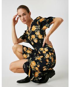 Robe imprimée fleurie à manches courtes et col en v