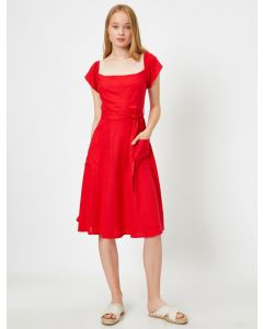 Robe ceinturée à manches courtes
